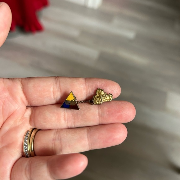 4/$50 WW2 tanker pin and armour division pin badge tie clip 🎖️ - Picture 1 of 5